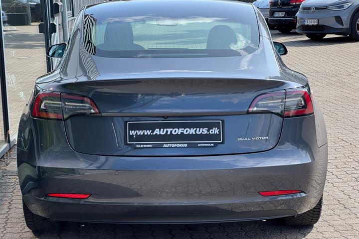 Grå Tesla Model 3 fra 2019