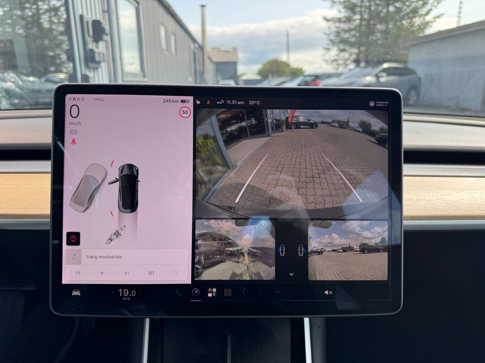 Grå Tesla Model 3 fra 2019