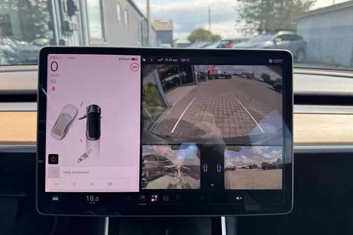 Grå Tesla Model 3 fra 2019