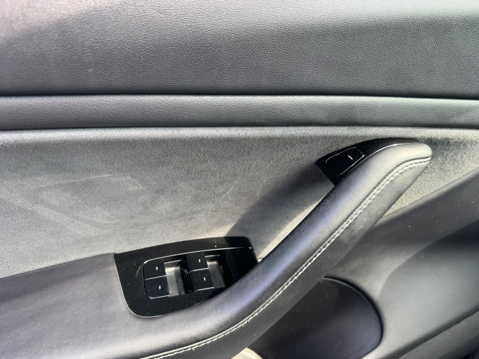 Grå Tesla Model 3 fra 2019