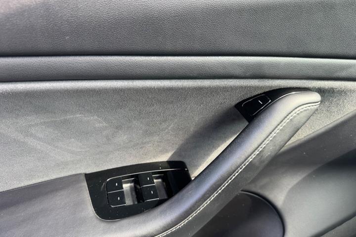 Grå Tesla Model 3 fra 2019
