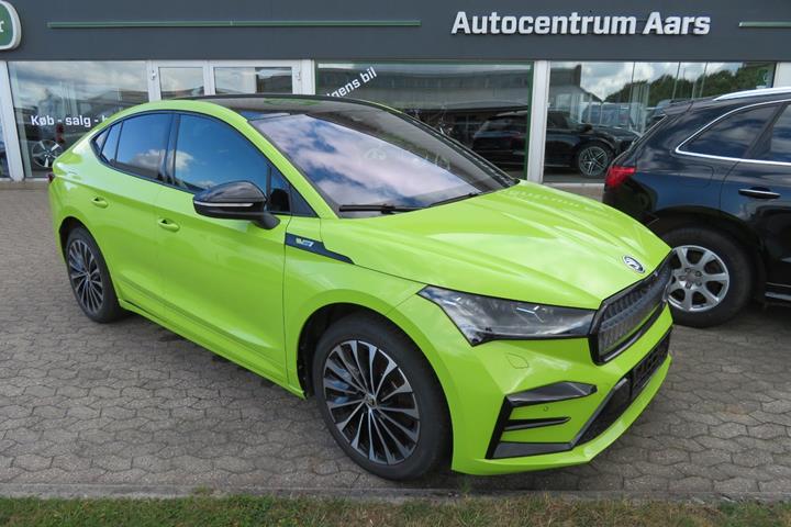 Grøn Skoda Enyaq fra 2023 set udefra