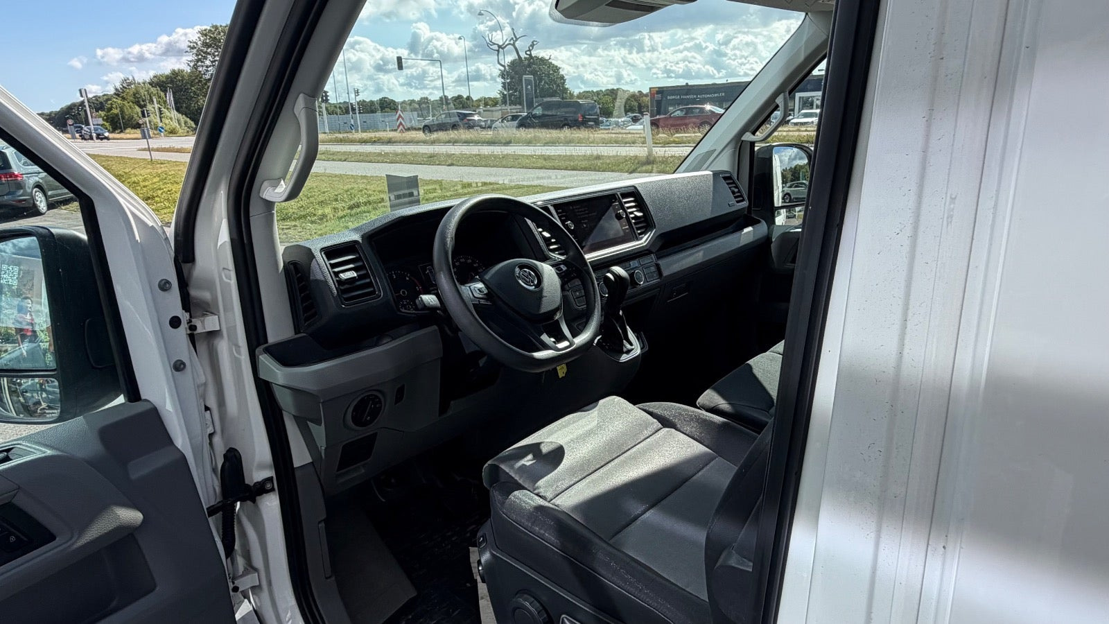 Gul VW Crafter 35 fra 2022