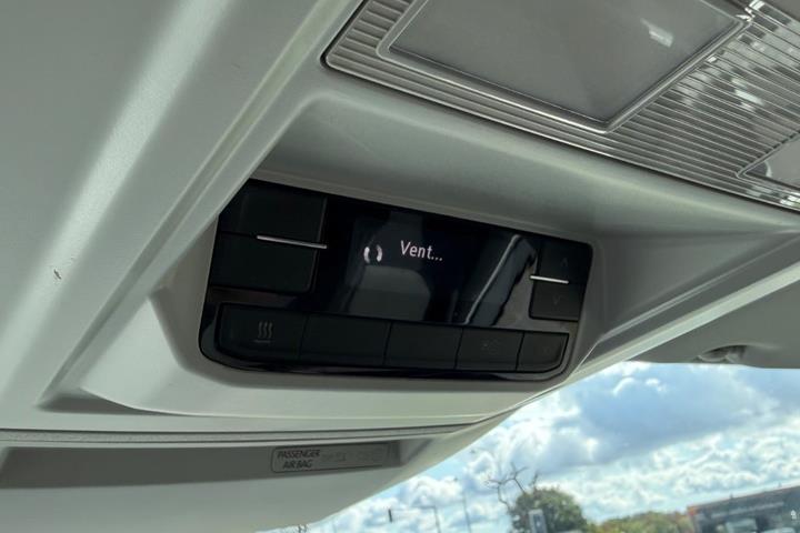 Gul VW Crafter 35 fra 2022
