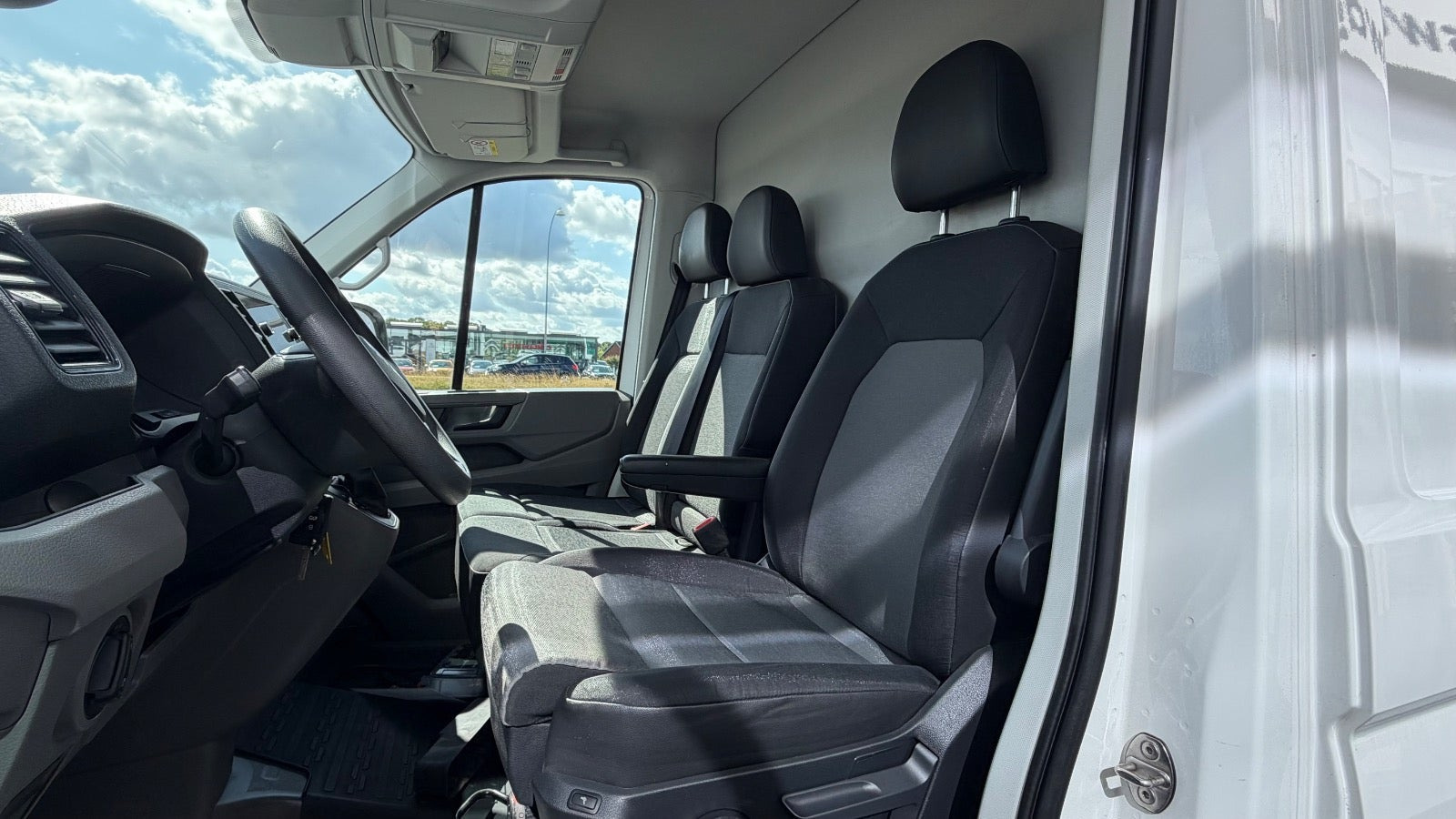 Gul VW Crafter 35 fra 2022