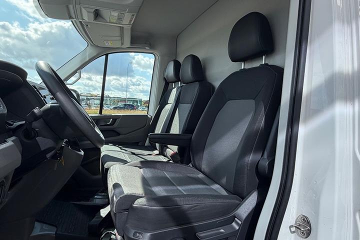 Gul VW Crafter 35 fra 2022