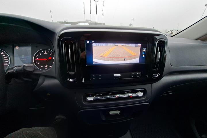 Hvid Mercedes Vito 114 fra 2024