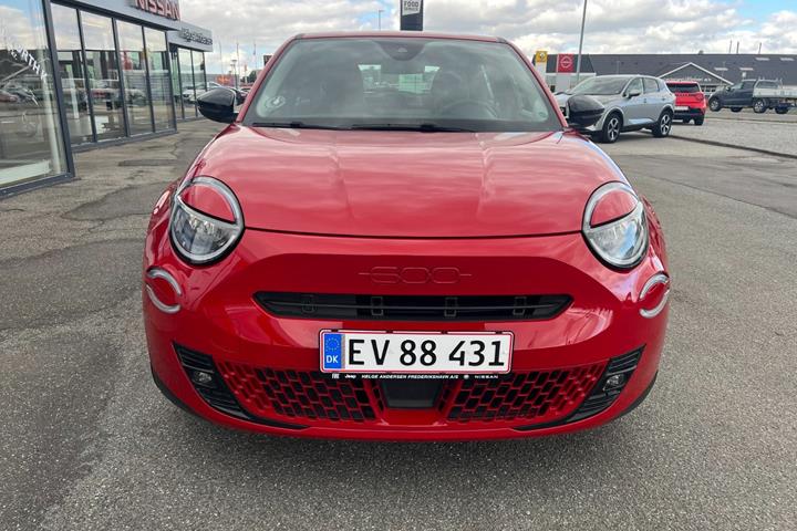 Rød Fiat 600e fra 2024