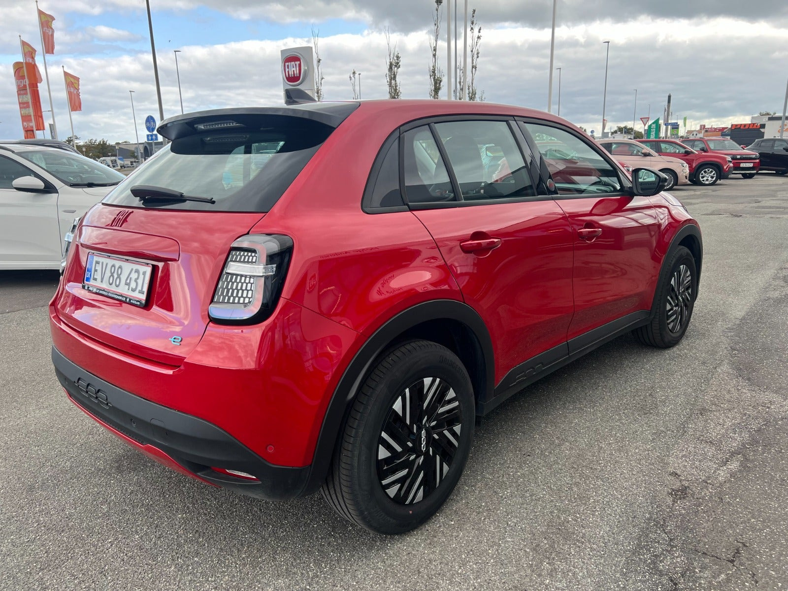 Rød Fiat 600e fra 2024