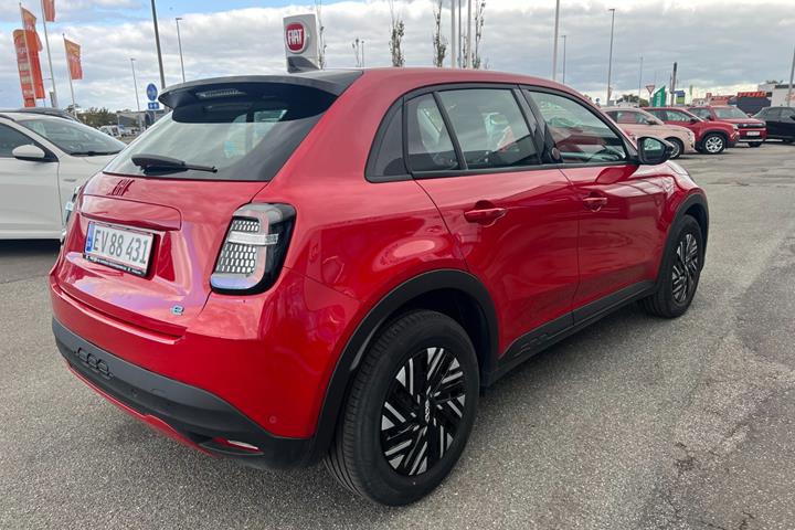 Rød Fiat 600e fra 2024