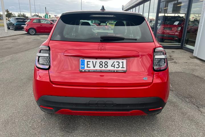 Rød Fiat 600e fra 2024