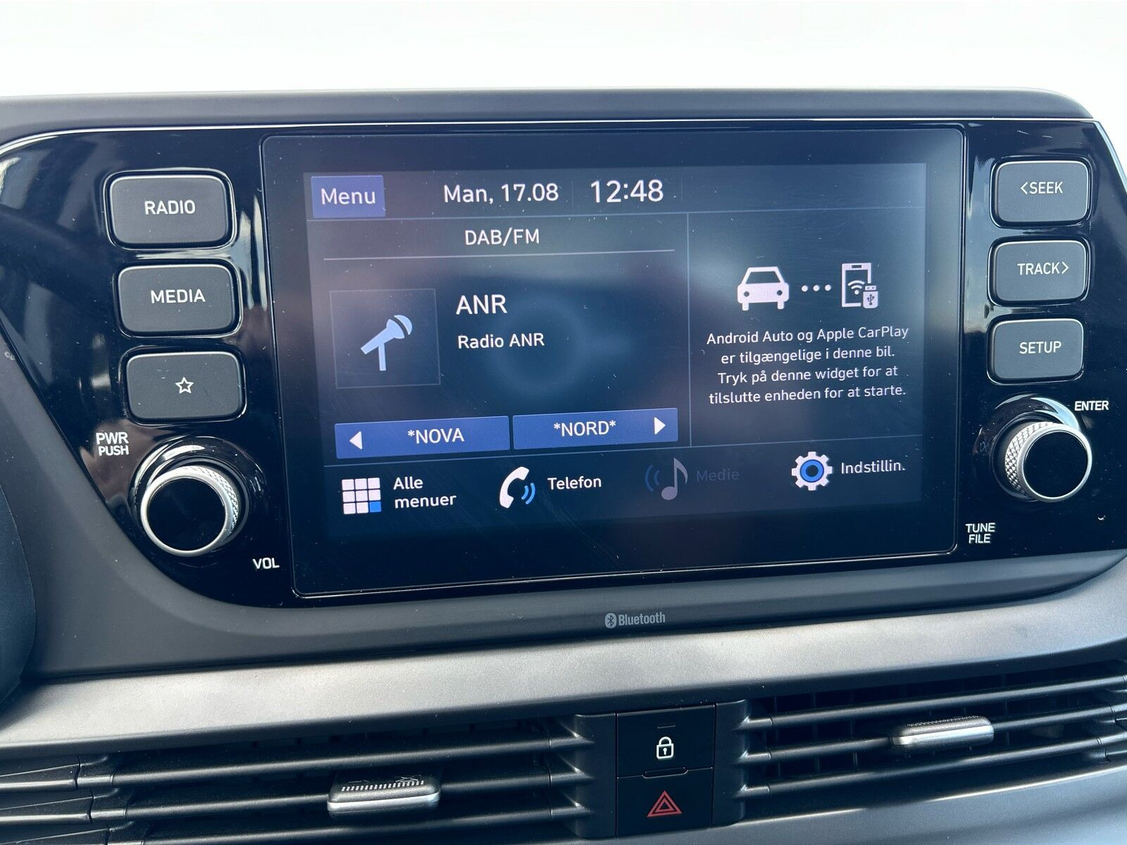 Grå Hyundai i20 fra 2022