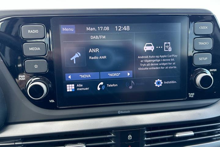 Grå Hyundai i20 fra 2022