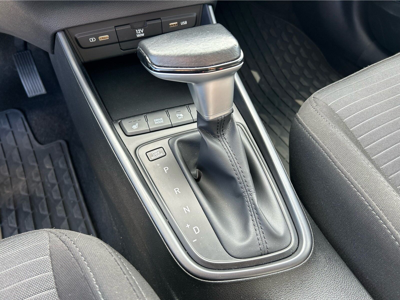 Grå Hyundai i20 fra 2022