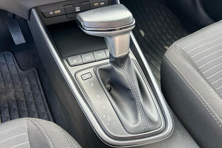Grå Hyundai i20 fra 2022