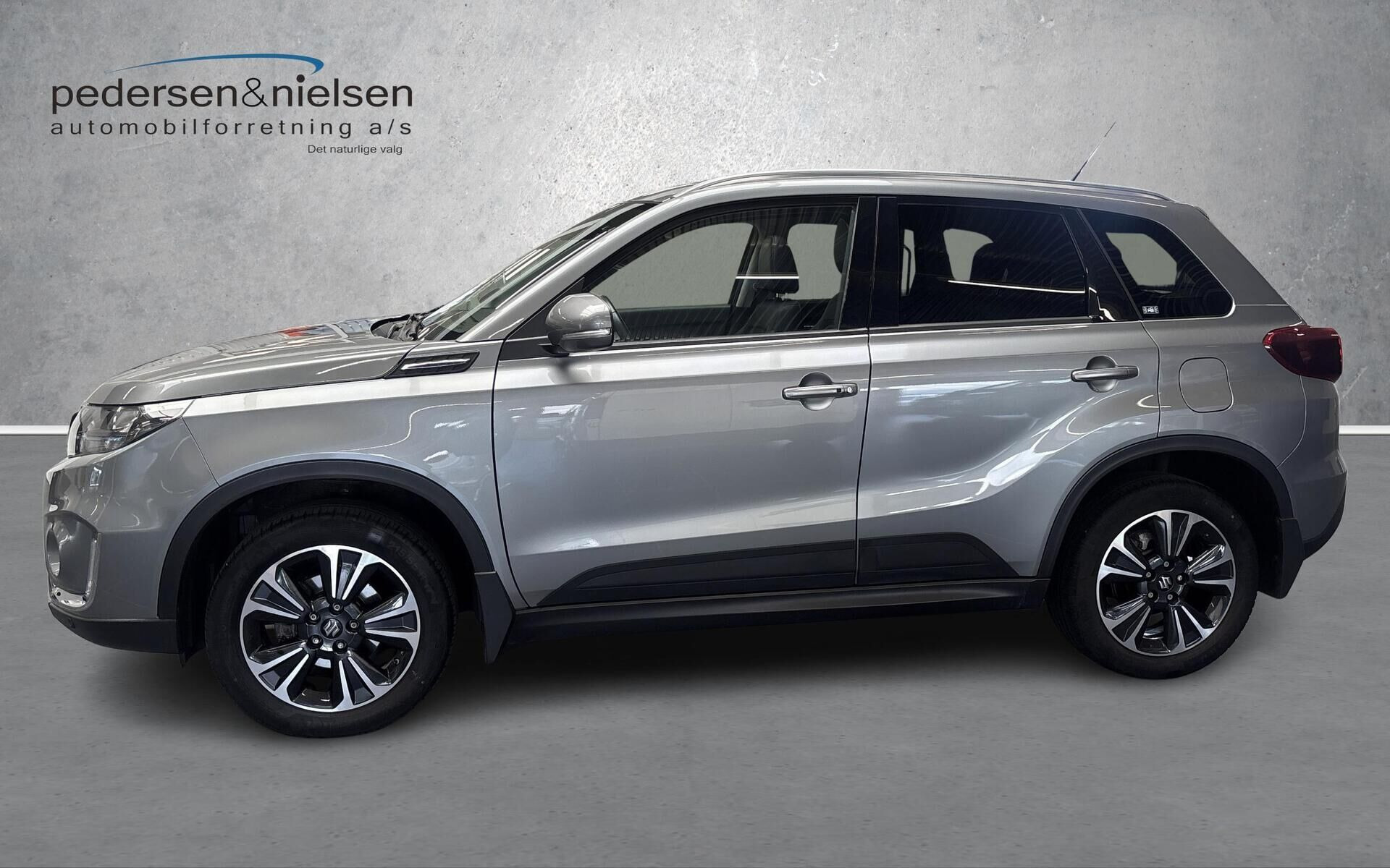 Grå Suzuki Vitara fra 2021