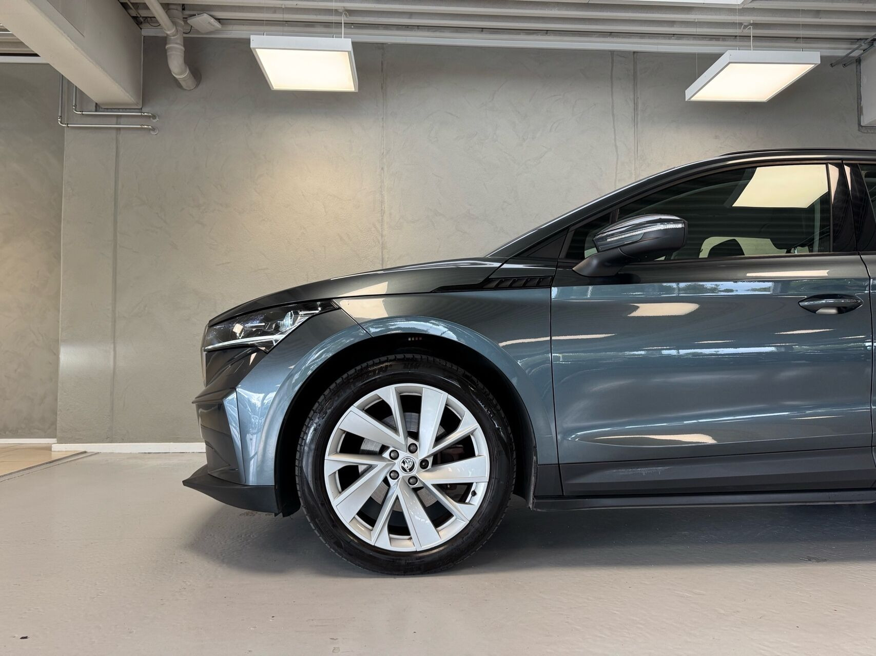 Grå Skoda Enyaq fra 2021