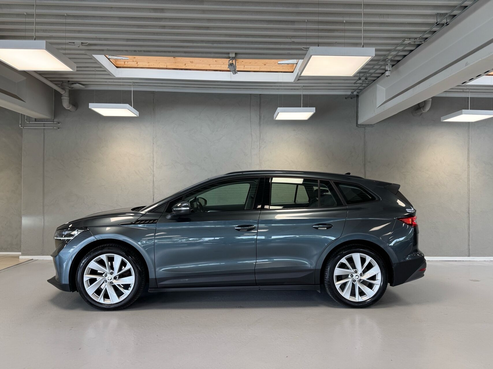 Grå Skoda Enyaq fra 2021