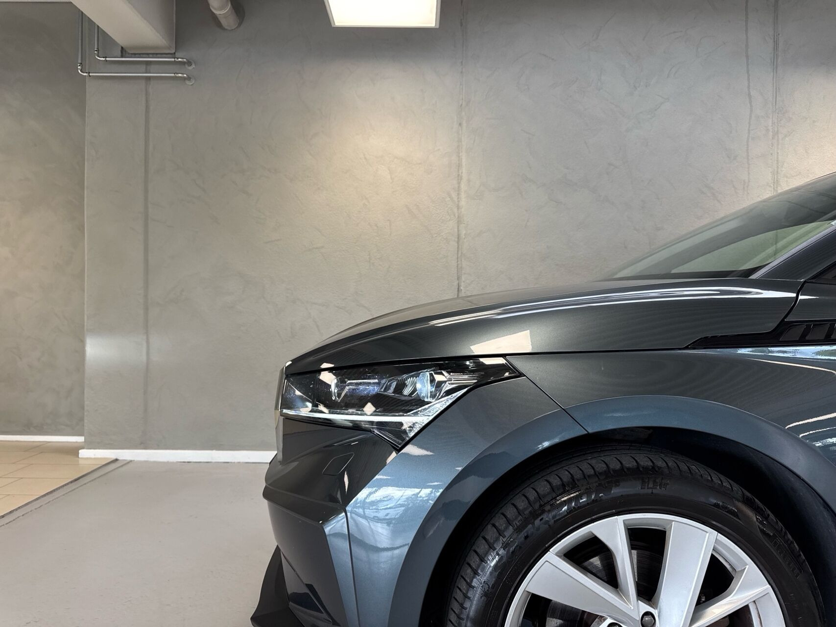 Grå Skoda Enyaq fra 2021