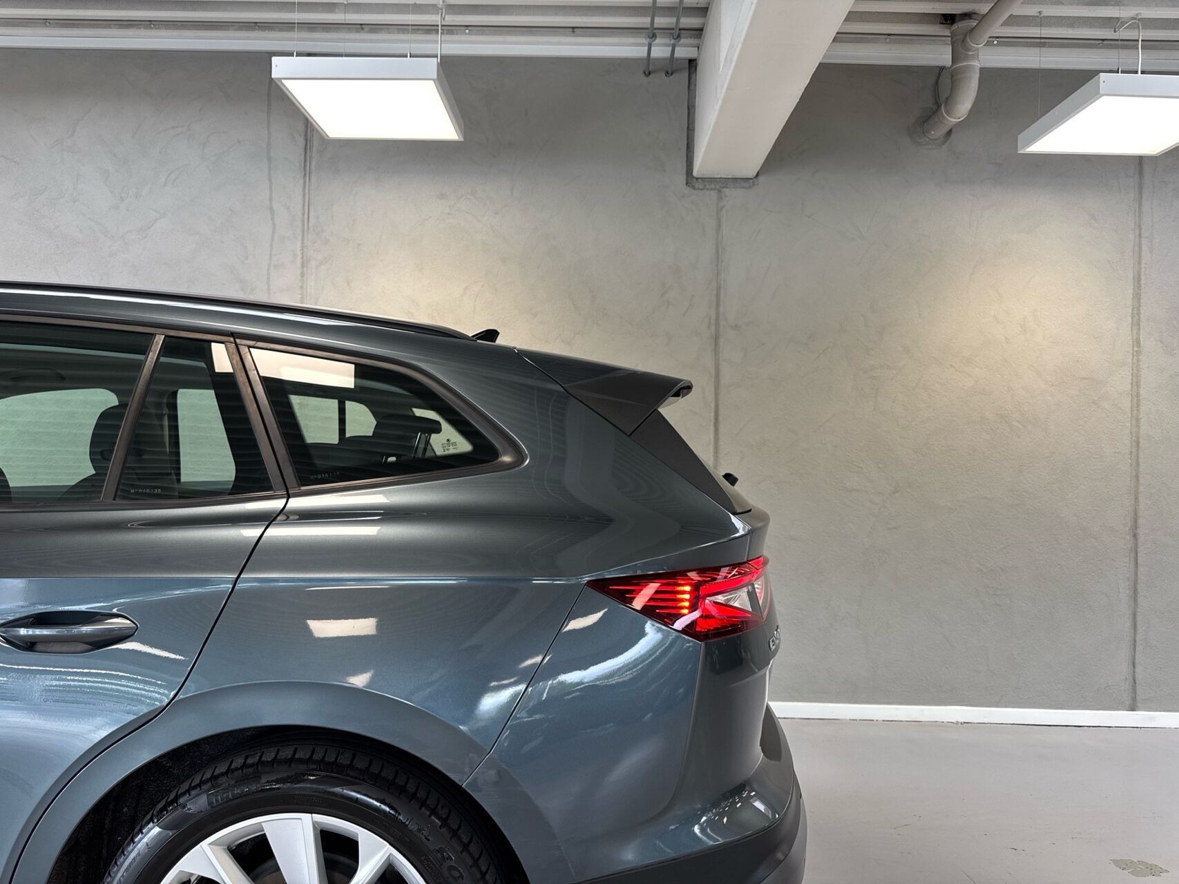 Grå Skoda Enyaq fra 2021