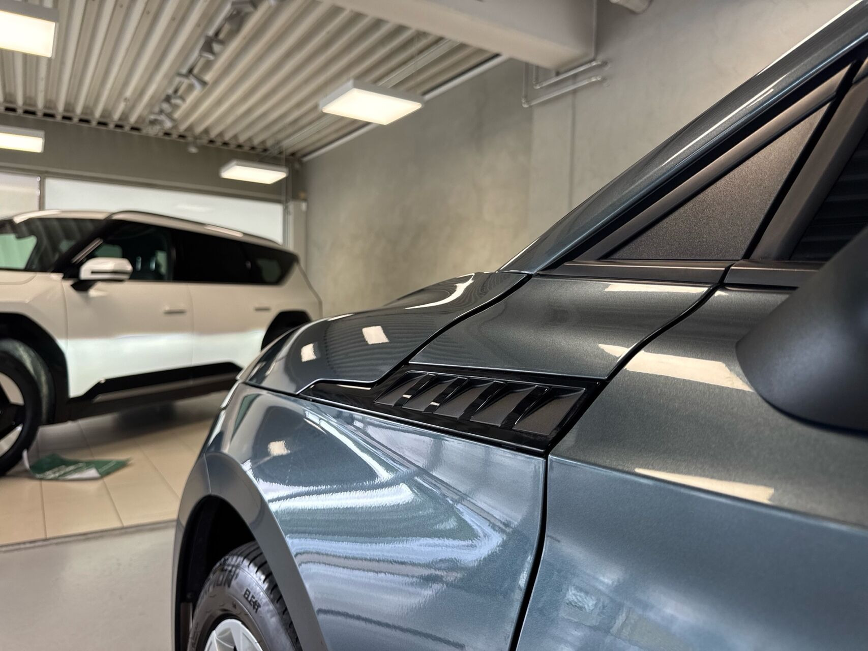 Grå Skoda Enyaq fra 2021