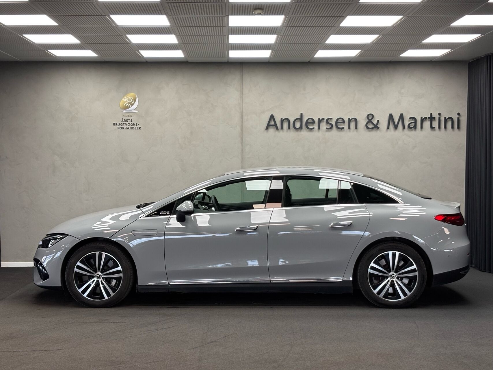 Grå Mercedes EQE 350+ fra 2023