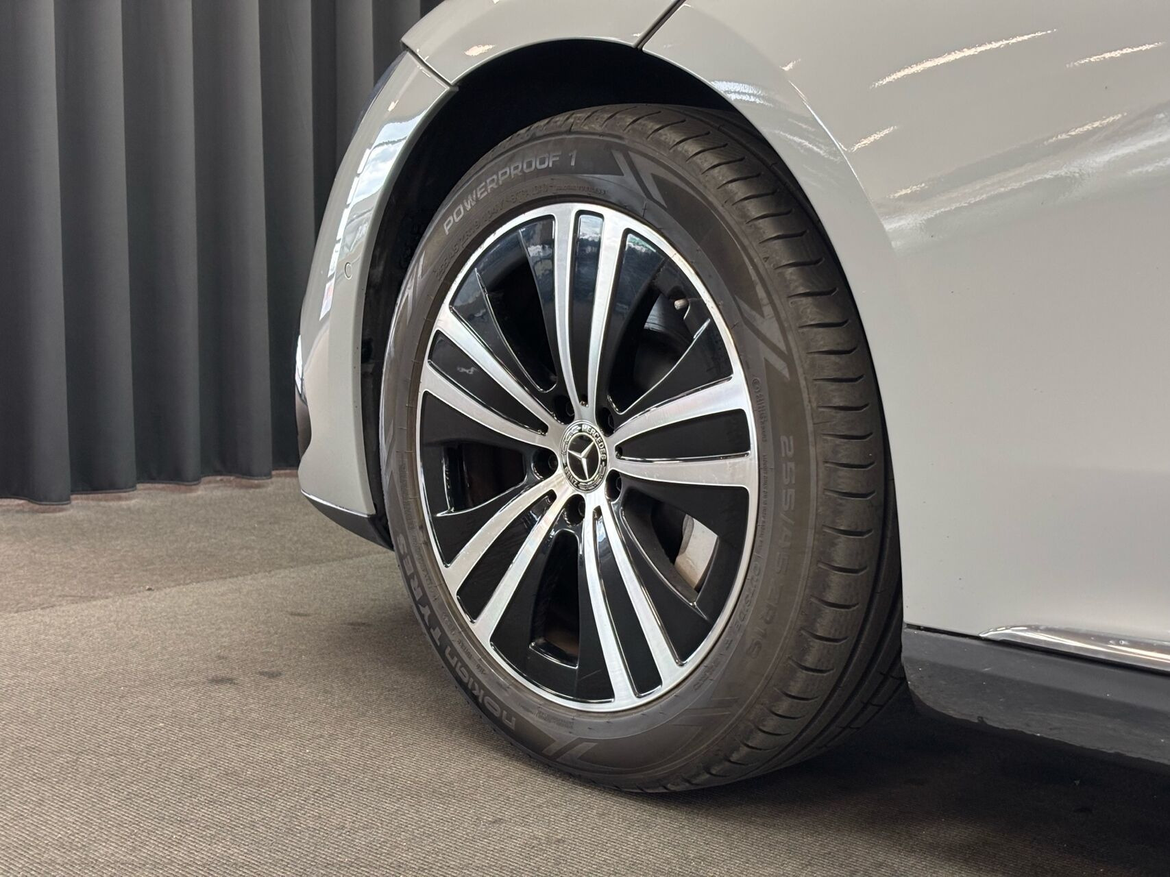 Grå Mercedes EQE 350+ fra 2023