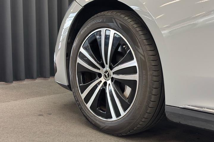 Grå Mercedes EQE 350+ fra 2023