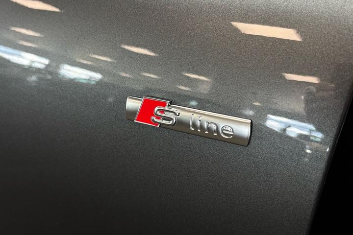 Grå Audi A6 fra 2026