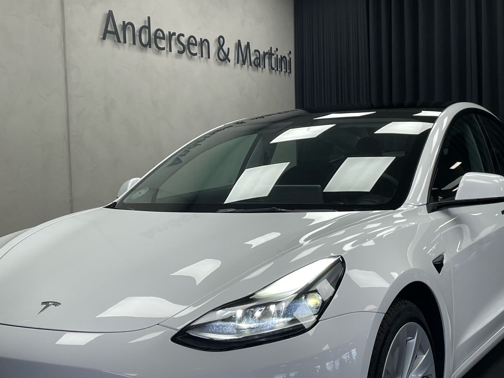 Hvid Tesla Model 3 fra 2022