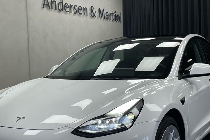 Hvid Tesla Model 3 fra 2022