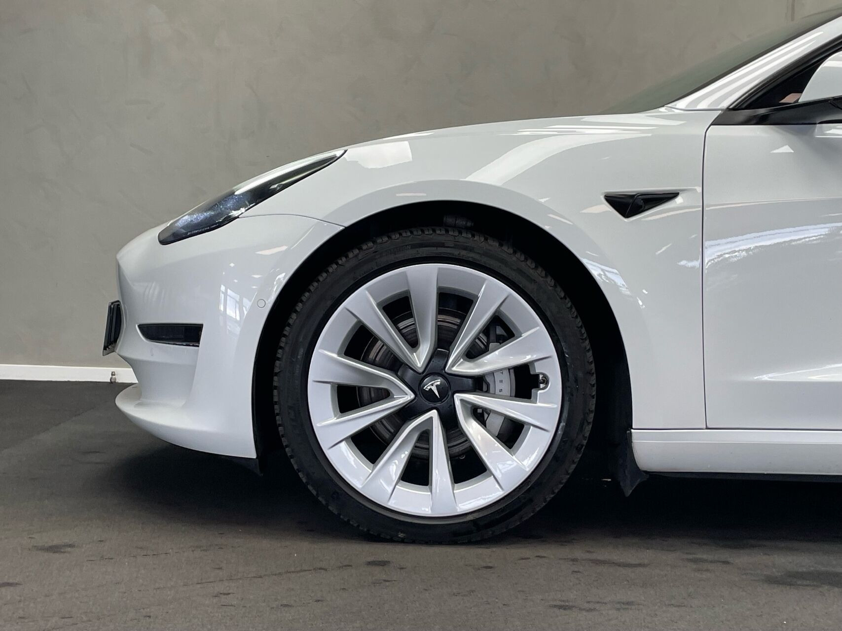 Hvid Tesla Model 3 fra 2022