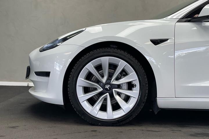 Hvid Tesla Model 3 fra 2022
