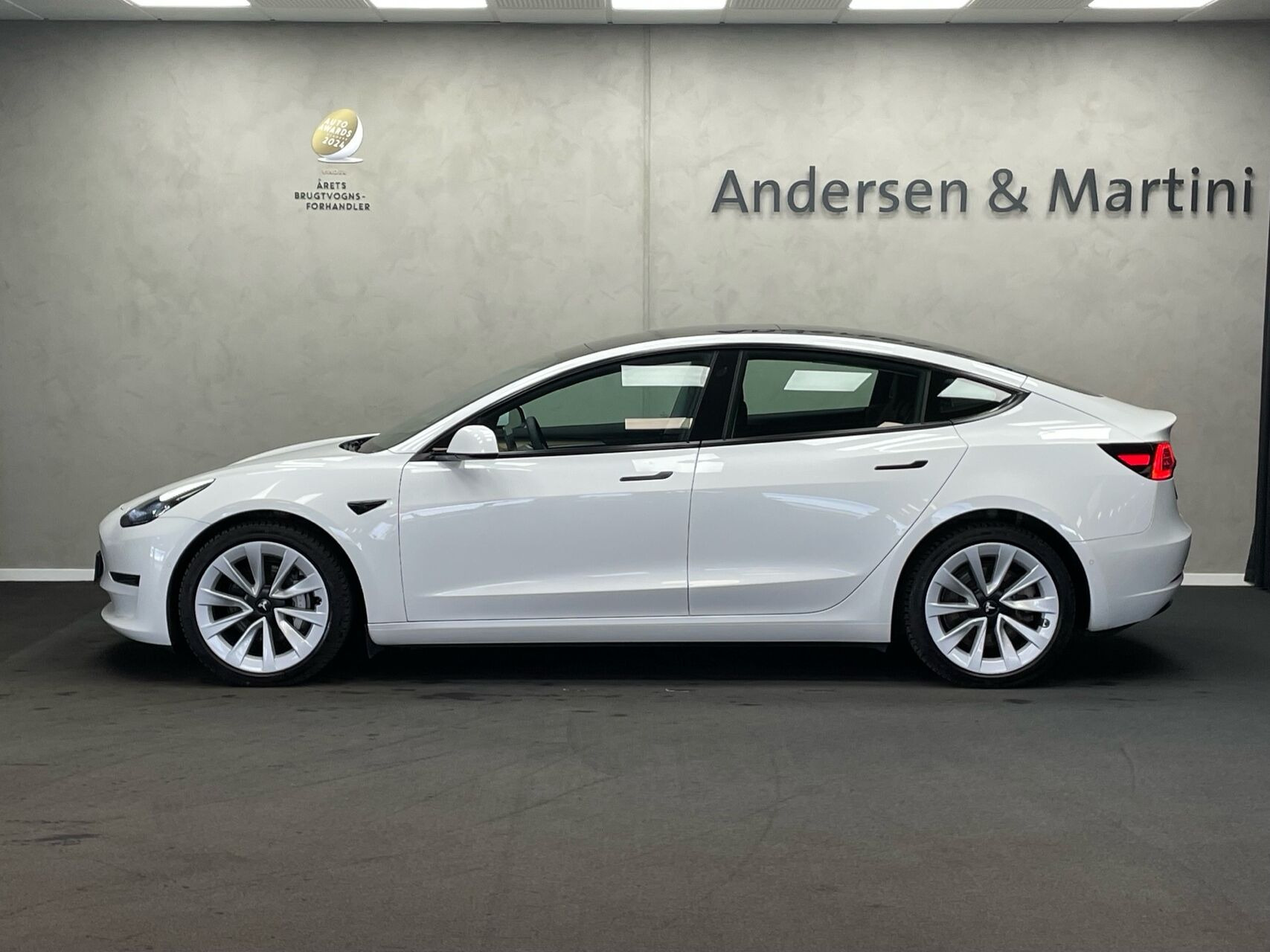 Hvid Tesla Model 3 fra 2022