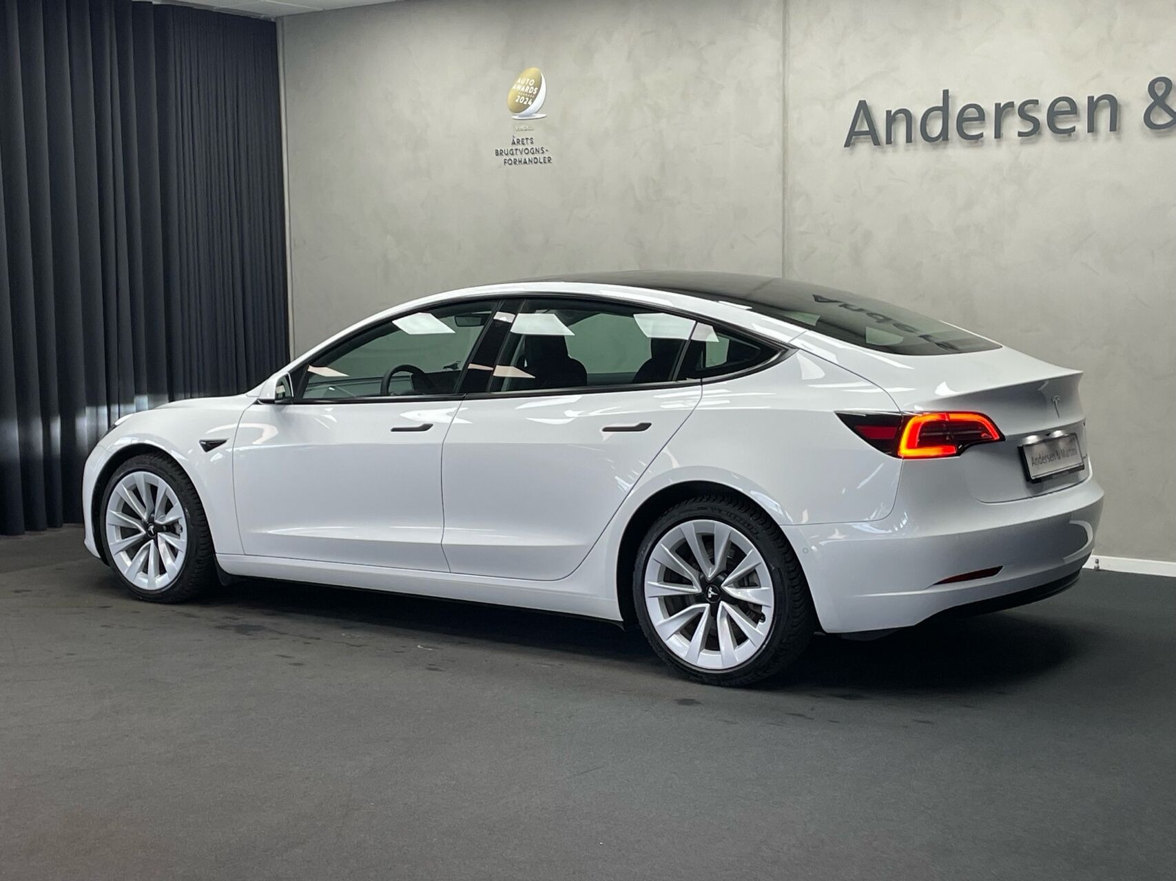 Hvid Tesla Model 3 fra 2022