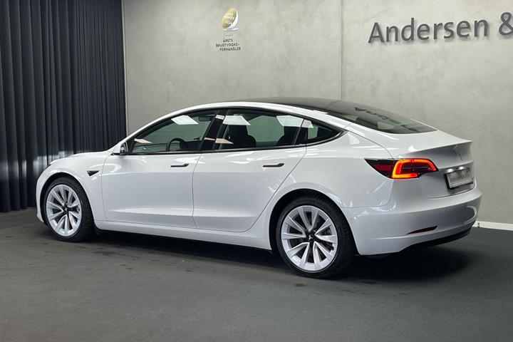 Hvid Tesla Model 3 fra 2022