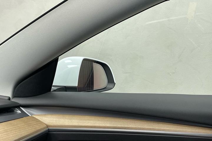 Hvid Tesla Model 3 fra 2022