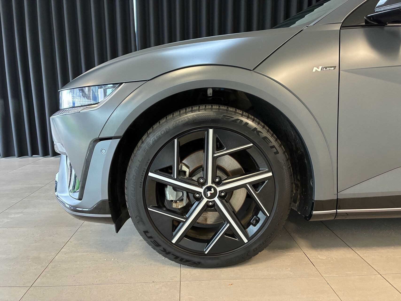 Grå Hyundai Ioniq 5 fra 2025