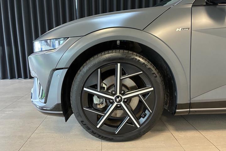 Grå Hyundai Ioniq 5 fra 2025