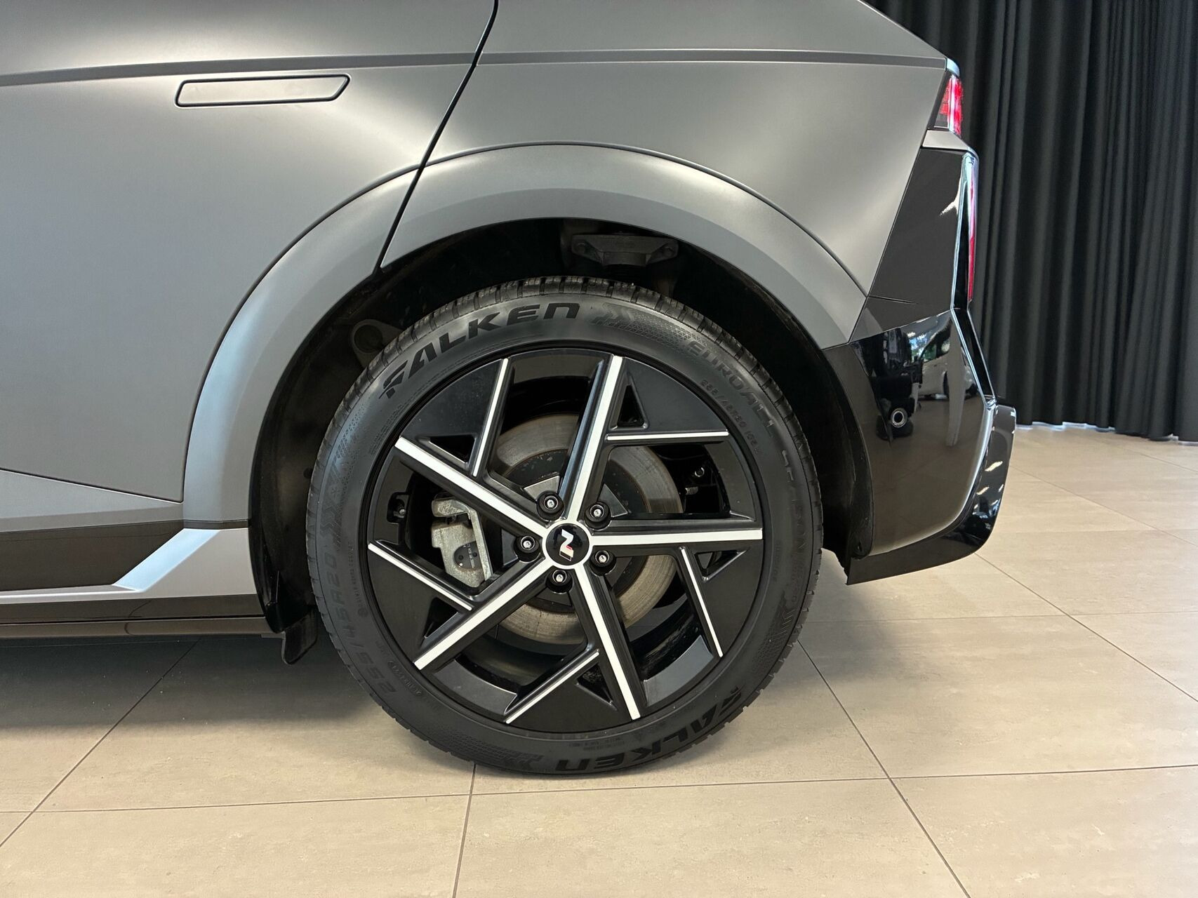 Grå Hyundai Ioniq 5 fra 2025