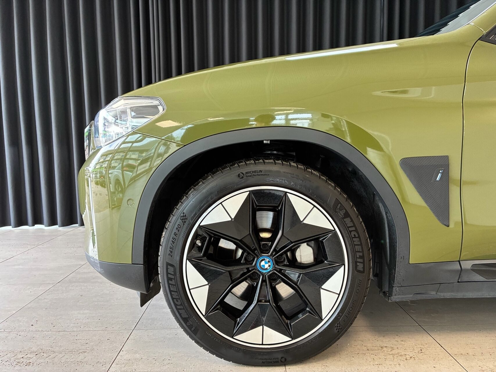 Blå BMW iX3 fra 2021