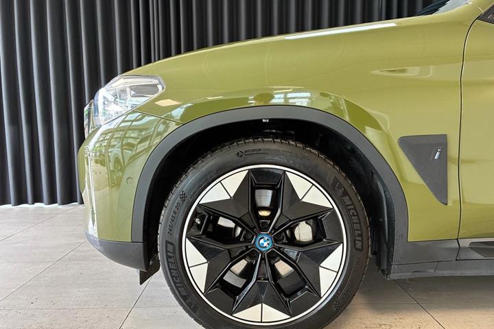 Blå BMW iX3 fra 2021