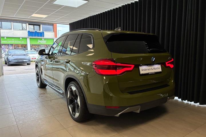 Blå BMW iX3 fra 2021