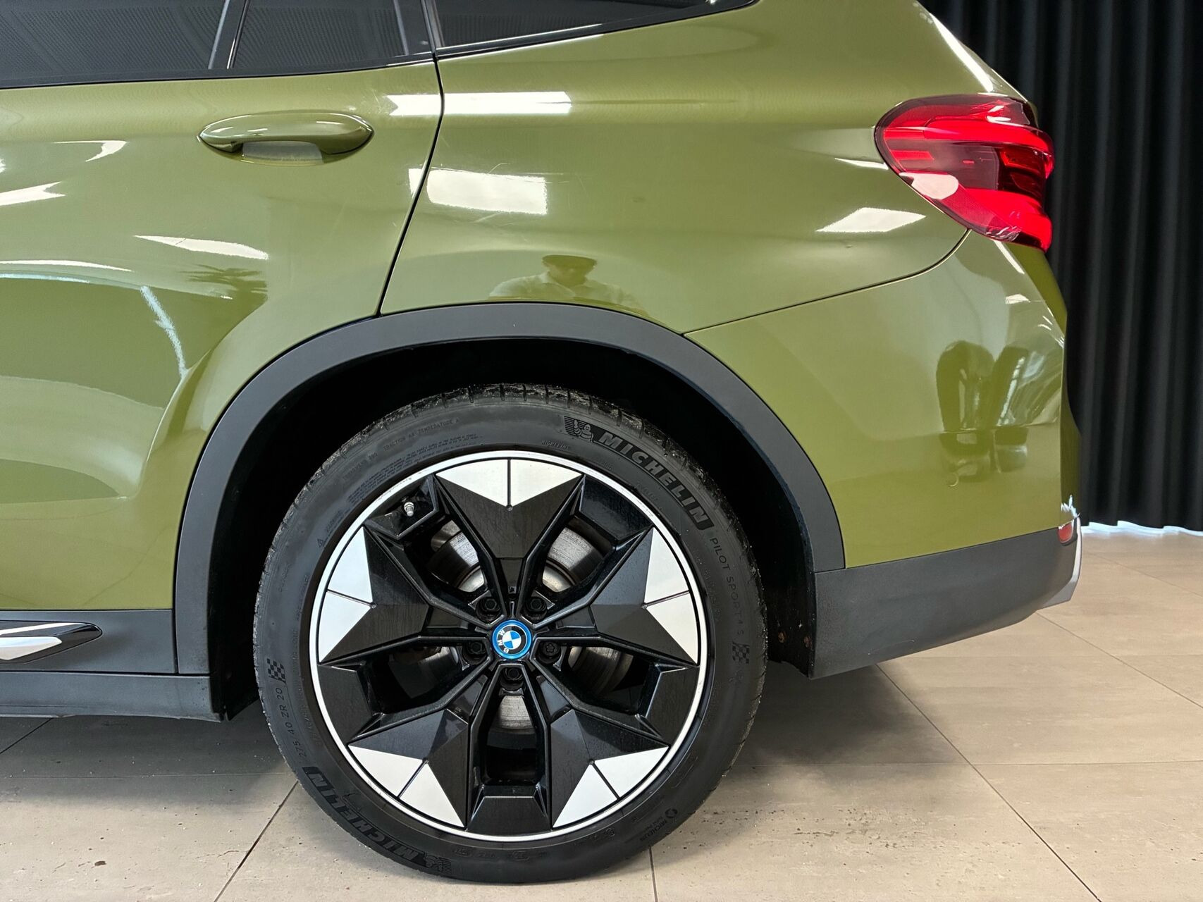 Blå BMW iX3 fra 2021
