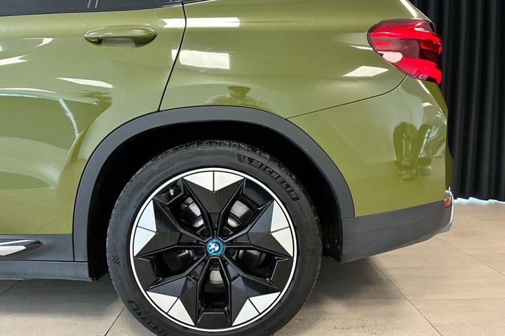 Blå BMW iX3 fra 2021