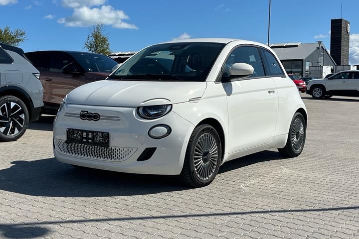 Hvid Fiat 500e fra 2023
