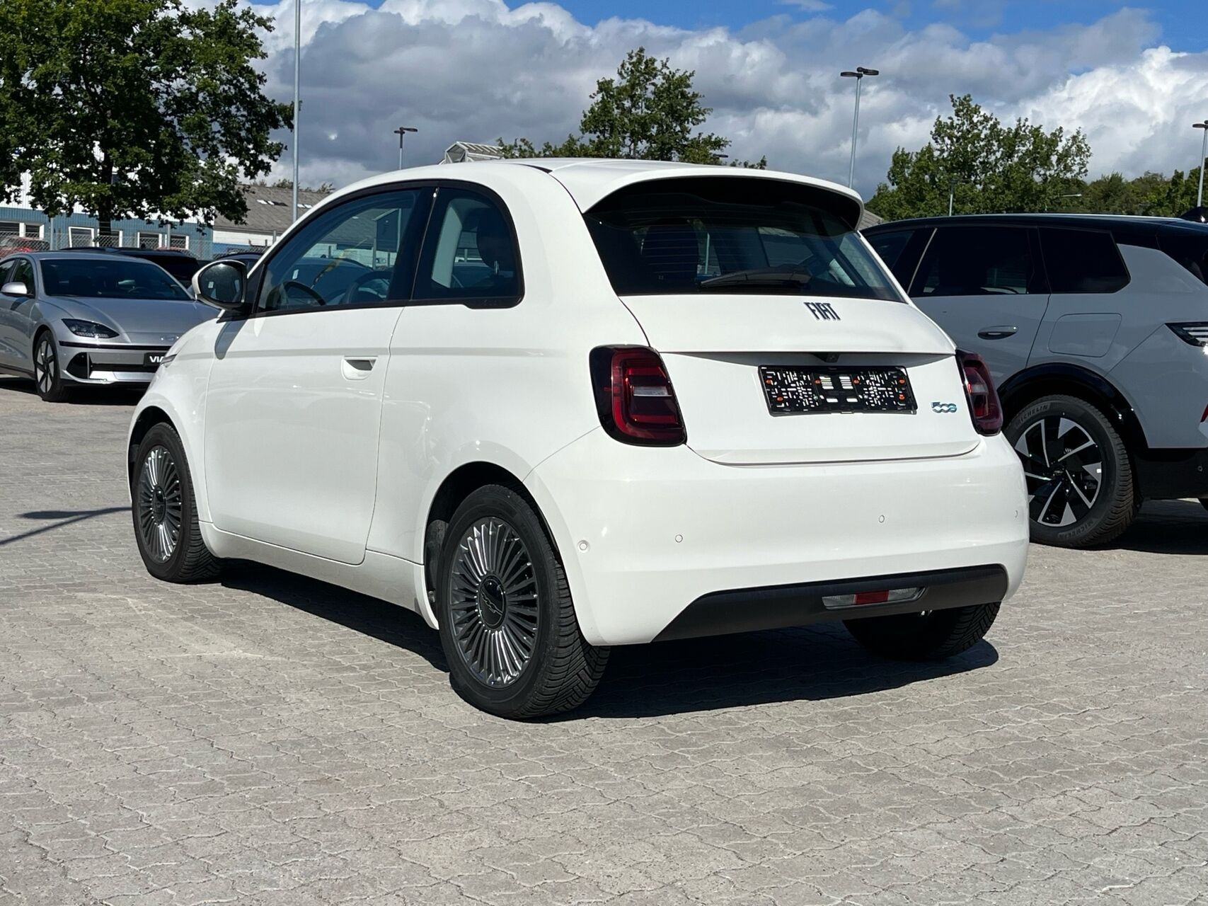 Hvid Fiat 500e fra 2023
