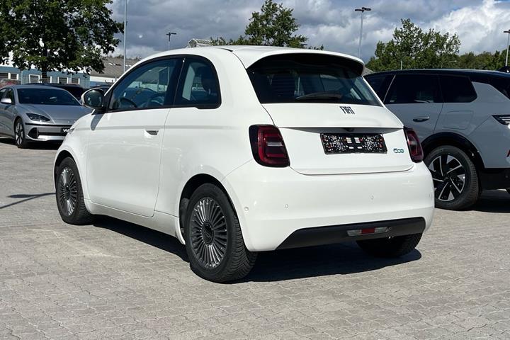 Hvid Fiat 500e fra 2023
