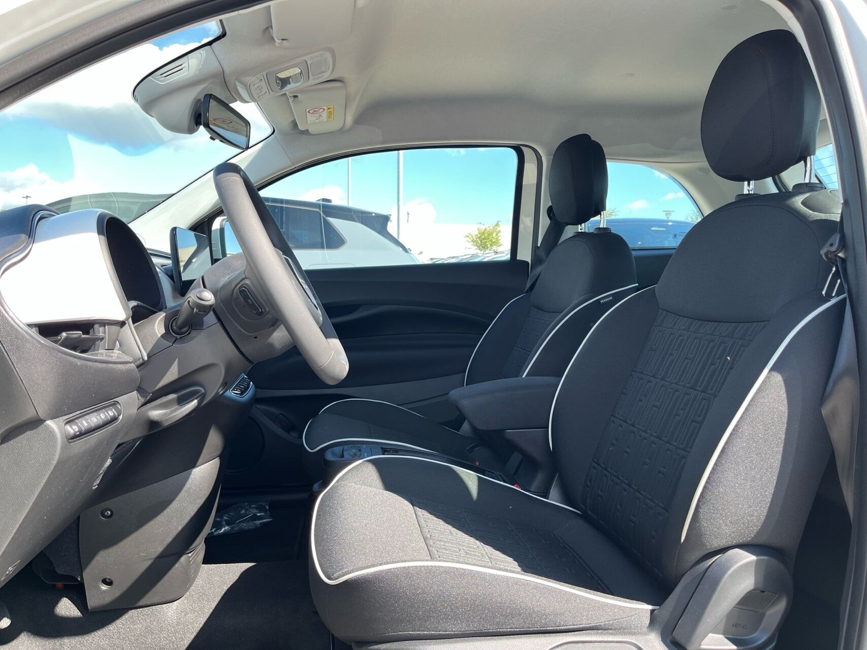 Hvid Fiat 500e fra 2023