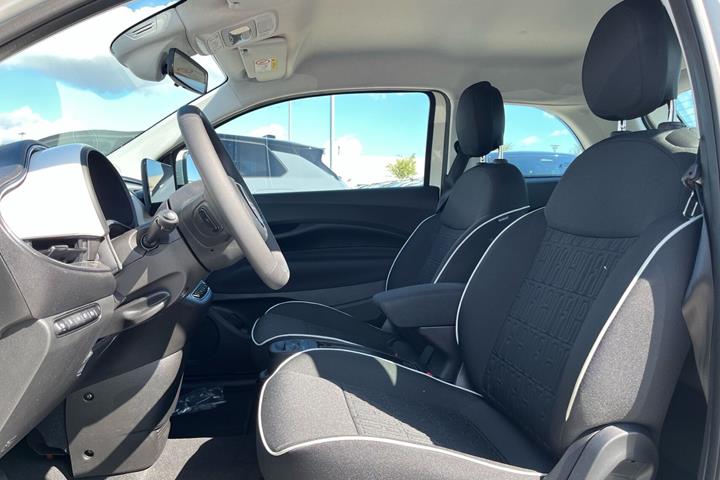 Hvid Fiat 500e fra 2023